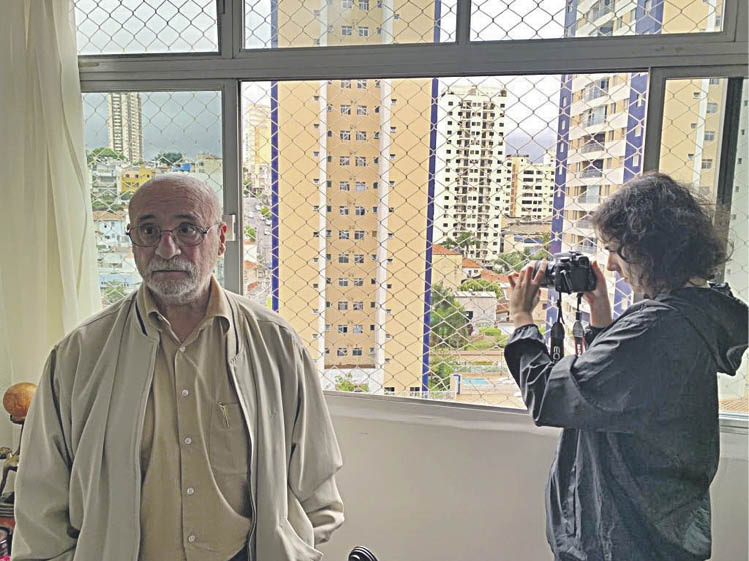 Su hijo Víctor Velo durante el rodaje en su vivienda del barrio de Paraíso, en São Paulo (Brasil).