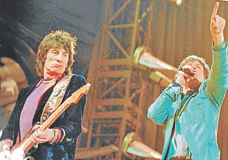 Ronnie Wood y Mick Jagger, en el concierto de los Stones en el Monte do Gozo en junio de 1999. (XAVIER MERCADÉ)