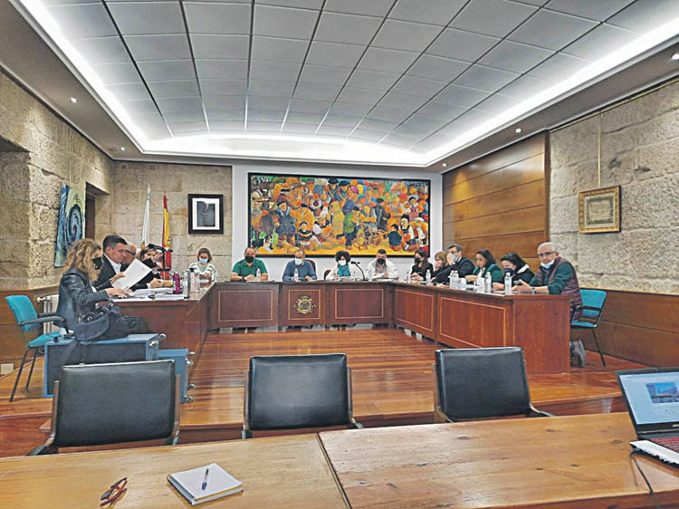 La Corporación municipal de Carballiño durante una de las últimas sesiones de pleno. (S.P.)