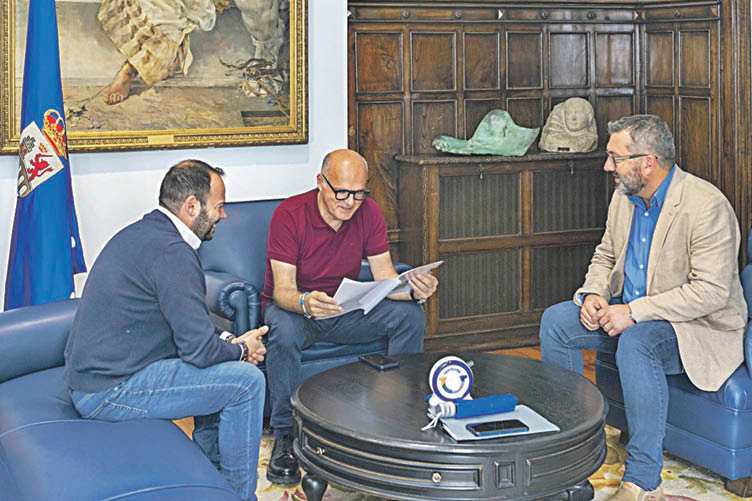 Manuel Cerdeira, Manuel Baltar y Fernando Redondo, en la reunión del Pazo provincial.