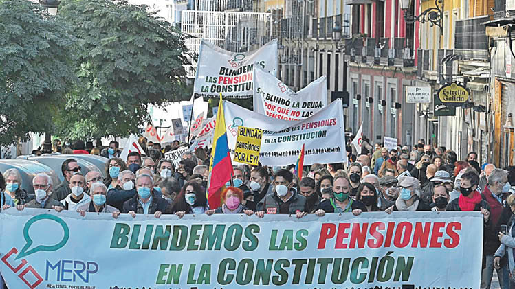 Manifestación de pensionistas pidiendo su blindaje en la Constitución.