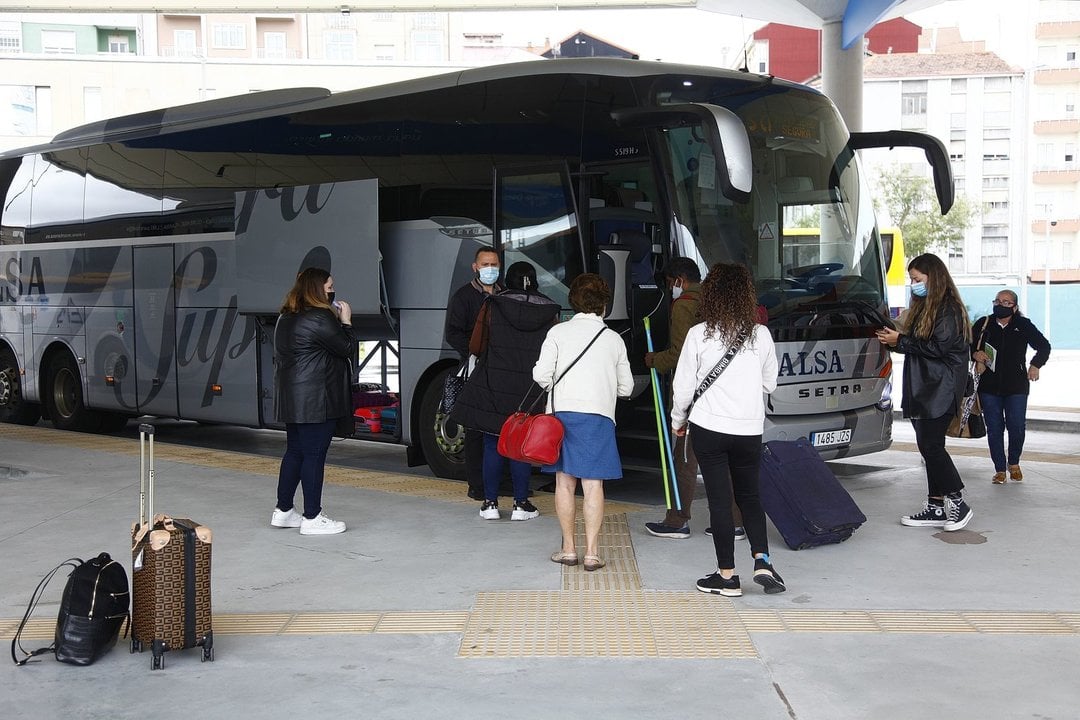 Viajeros subiendo a un autobús en la estación de Ourense. (MIGUEL ÁNGEL)