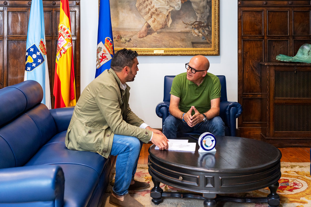 Juan Anta y Manuel Baltar conversan en la reunión mantenida en el Pazo Provincial.