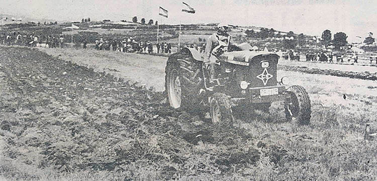 José Villarino, a bordo de su tractor, durante el campeonato de España en Sevilla.