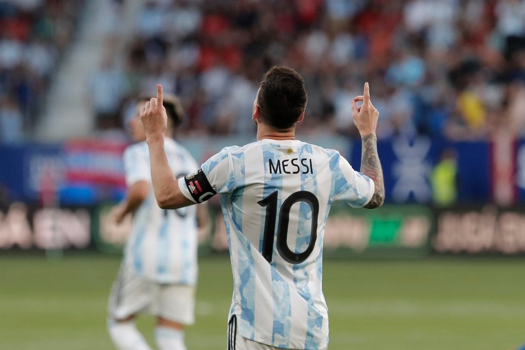 Lionel Messi celebra su tercer gol, durante un partido internacional amistoso entre Argentina y Estonia (EFE)