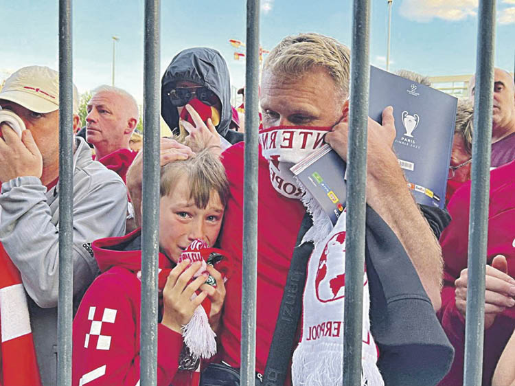 Un padre y su hijo, fans del Liverpool, asustados en los accesos a la final de la Champions.
