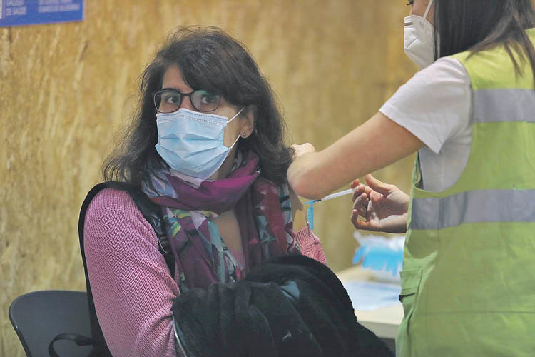 Una enfermera administra una vacuna contra el covid (JOSÉ PAZ).