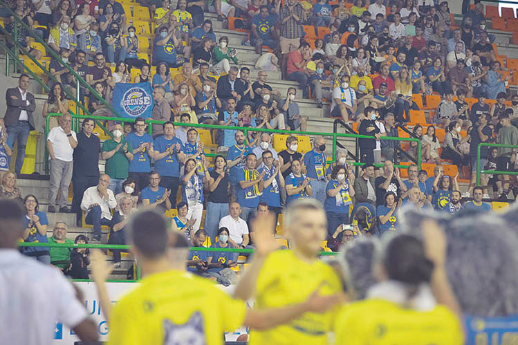 Aficionados del COB aplauden en la presentación del equipo antes del partido ante el Navarra (XESÚS FARIÑAS).