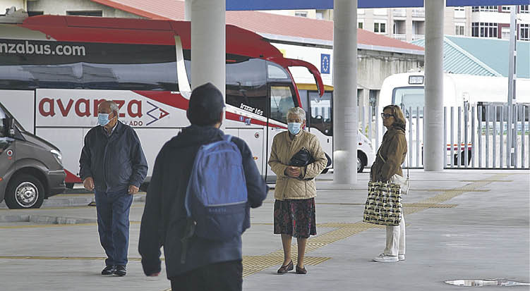 Viajeros en la estación de autobuses de Ourense.