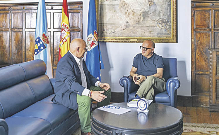 Un momento de la reunión entre Jaime Sousa y Manuel Baltar en el Pazo Provincial.