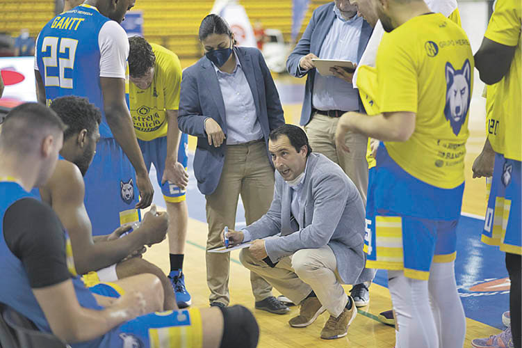 Guillermo Arenas habla con sus jugadores en un partido (XESÚS FARIÑAS).