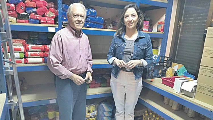 Julio Mourelo e Isabel Álvarez, ante las estanterías de los alimentos. (J.C.)