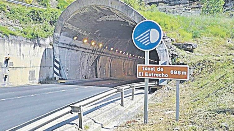 Túnel del Estrecho en la N-120, que separa las provincias de Ourense y León.