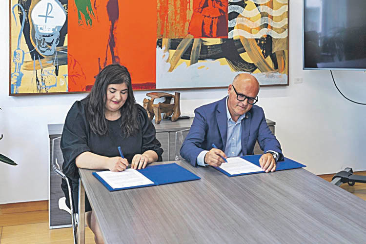 Patricia Torres y Manuel Baltar firmando el convenio de colaboración.