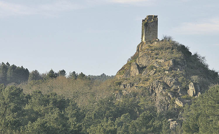O Castelo, como llaman los vecinos de Sande a la fortaleza, preside un peñón a 506 metros de altura.