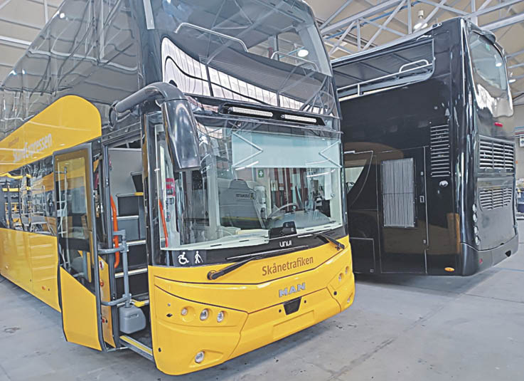 La fábrica de Unvi con dos buses: el amarillo para Suecia y el negro, para Barcelona.