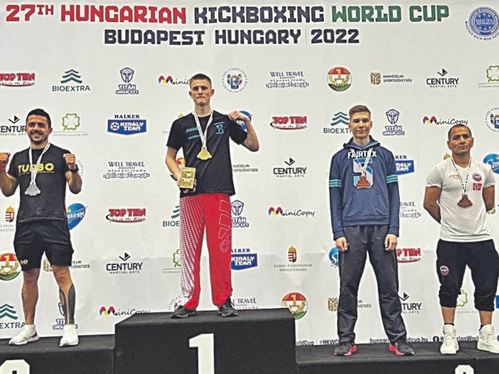 Manu Míguez, con su plata en el podio en lightcontact en la Hungarian Kickboxing World Cup.