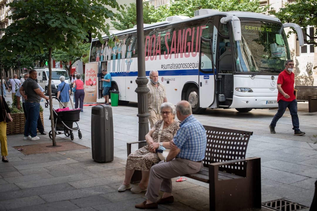 OURENSE (RÚA PASEO). 14/06/2022. OURENSE. O autobús de doazón de sangue, na Rúa do Paseo. FOTO: ÓSCAR PINAL

