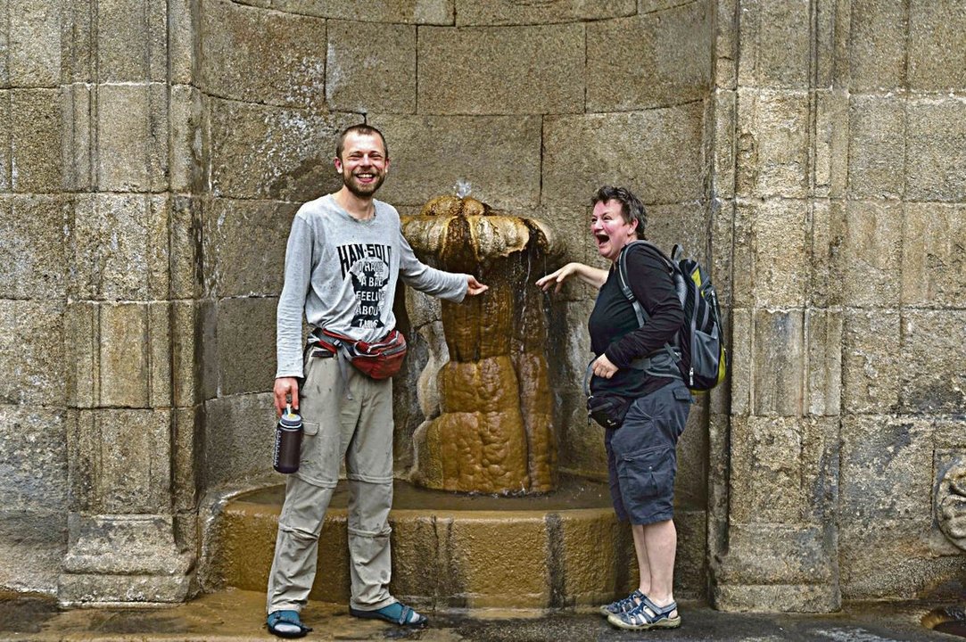 Dos turistas posan en As Burgas. (MARTIÑO PINAL)
