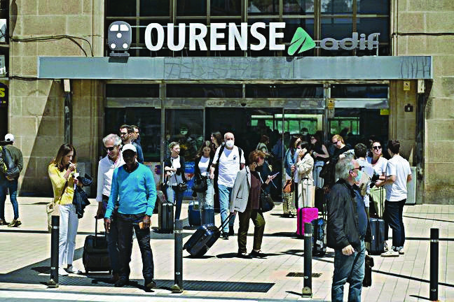 Viajeros llegan a la estación de tren de Ourense. (XESÚS FARIÑAS)