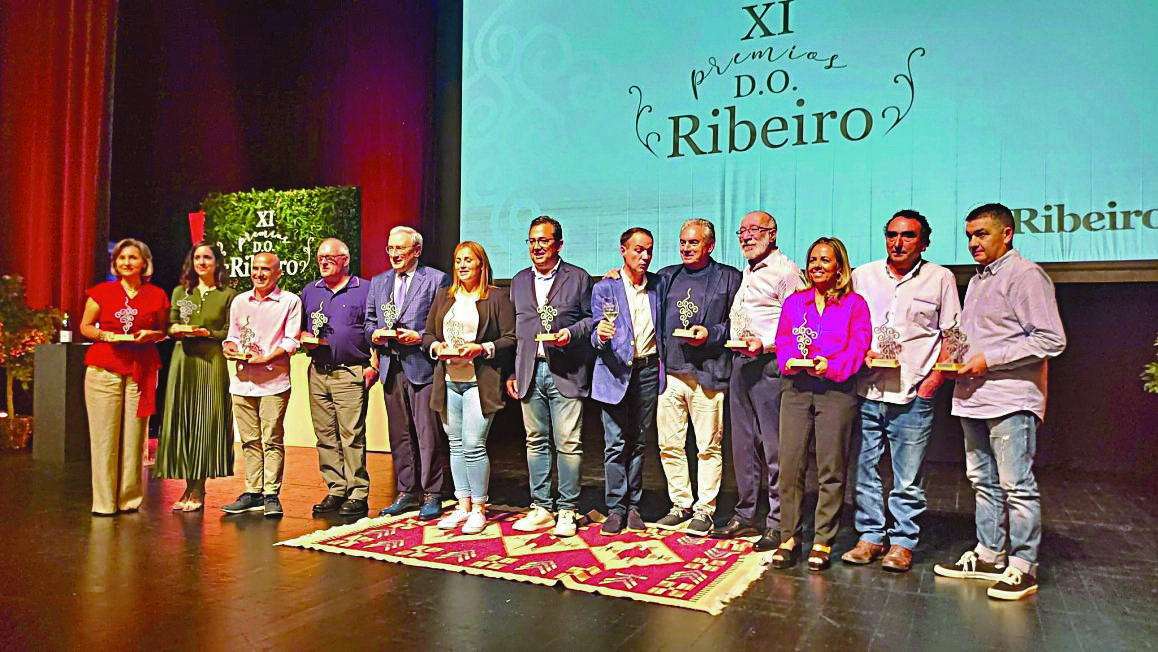 Juan Manuel Casares (en el centro) con los galardonados. (CRDO Ribeiro)