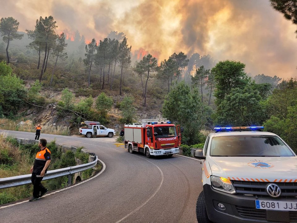 Imágenes del incendio de Larouco.