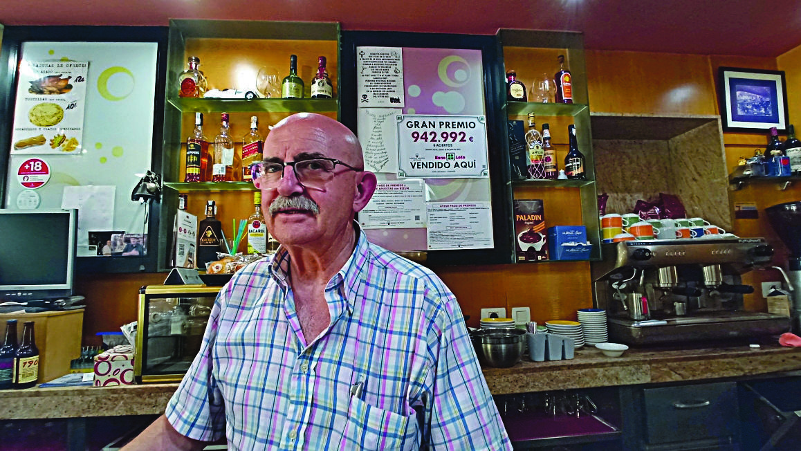 Víctor Escudero, gerente del bar Lagunas 1, donde se validó el boleto ganador.