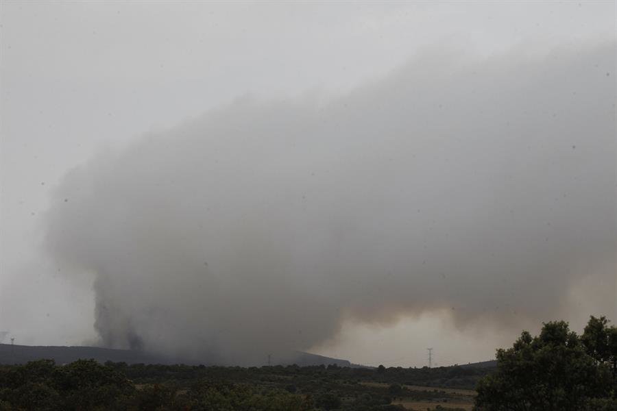 El incendio forestal en Zamora (EFE).