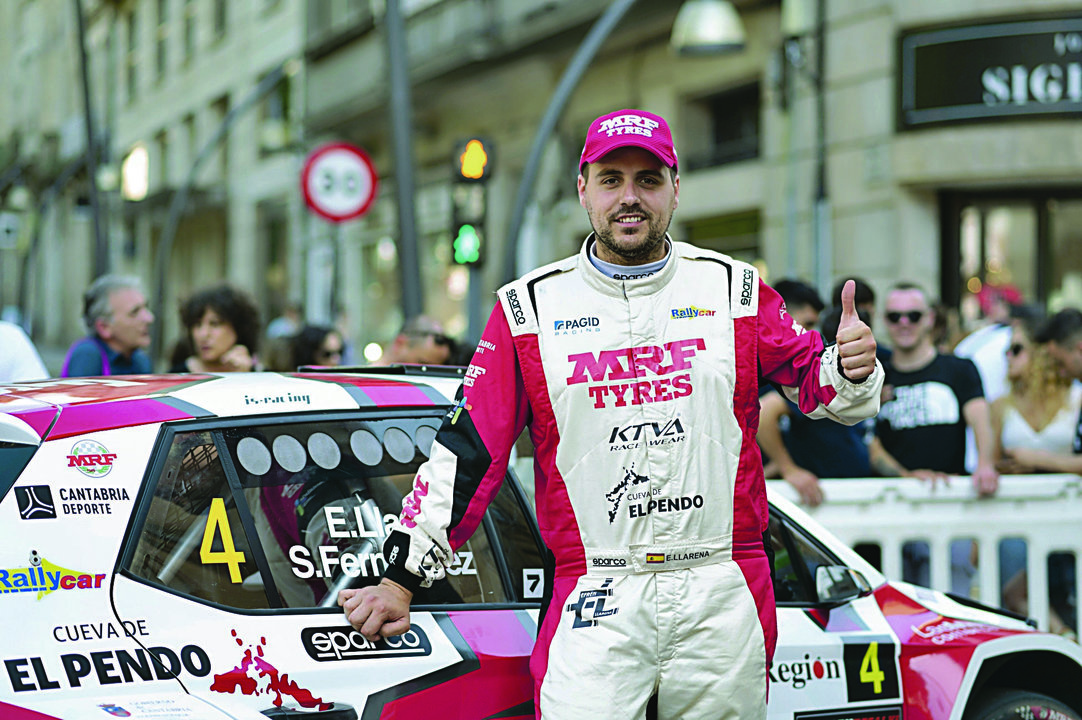 El piloto Efrén Llarena (Skoda), ya como ganador del Rally de Ourense, en la Rúa do Paseo. (MARTIÑO PINAL)