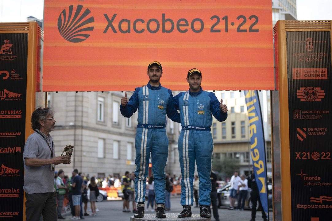 Jano Outeiriño entregó el premio a Pablo Blanco e Ian Quintana. (MARTIÑO PINAL)
