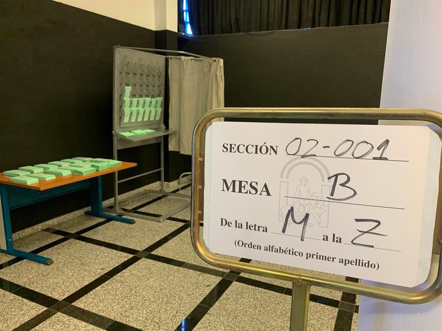Andalucía abre los colegios electorales (EFE).