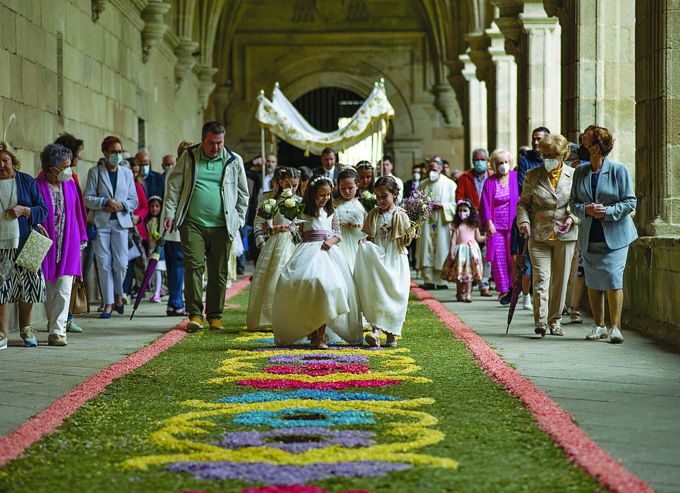 Las niñas y niños recorren una de las alfombras florales del claustro celanovés, tras la ceremonia de la Primera Comunión. (XESÚS FARIÑAS)