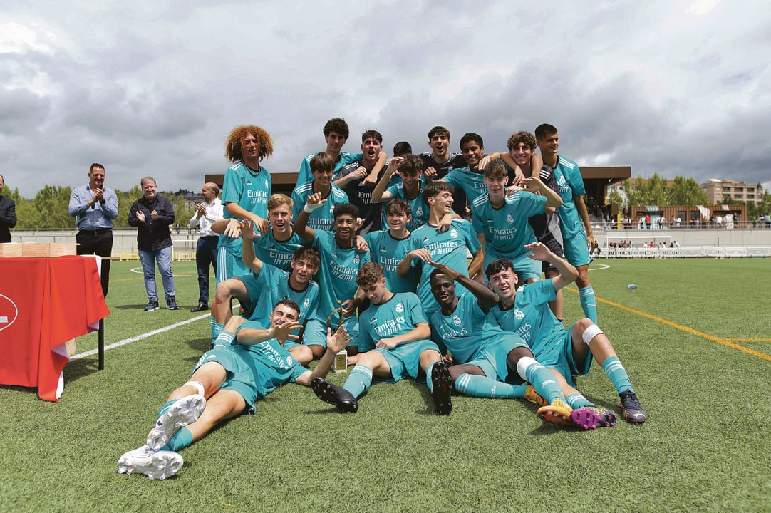 Los jugadores del Real Madrid celebran el Trofeo Ourense A Provincia Termal en el Miguel Ángel. (M.PINAL)