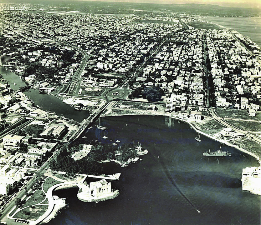 Panorámica da urbanización Miramar coa ponte de Pote antes de que fose substituída polo túnel en 1958.