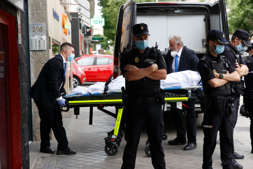 Miembros del servicio funerario trasladan un cadáver de la vivienda sita en el número 205 de la calle Serrano de Madrid. EFE.