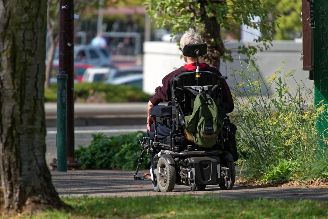 Imagen de archivo de una persona en silla de ruedas.