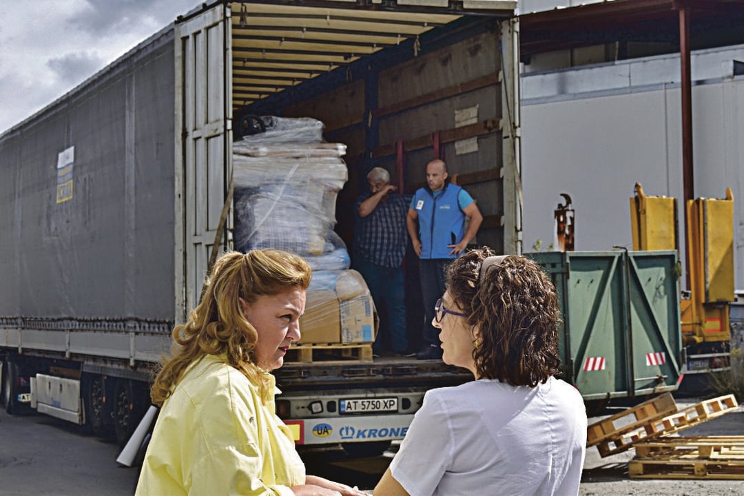 Luz Oporto y Eugenia Díaz supervisan el cargamento de ayuda humanitaria.