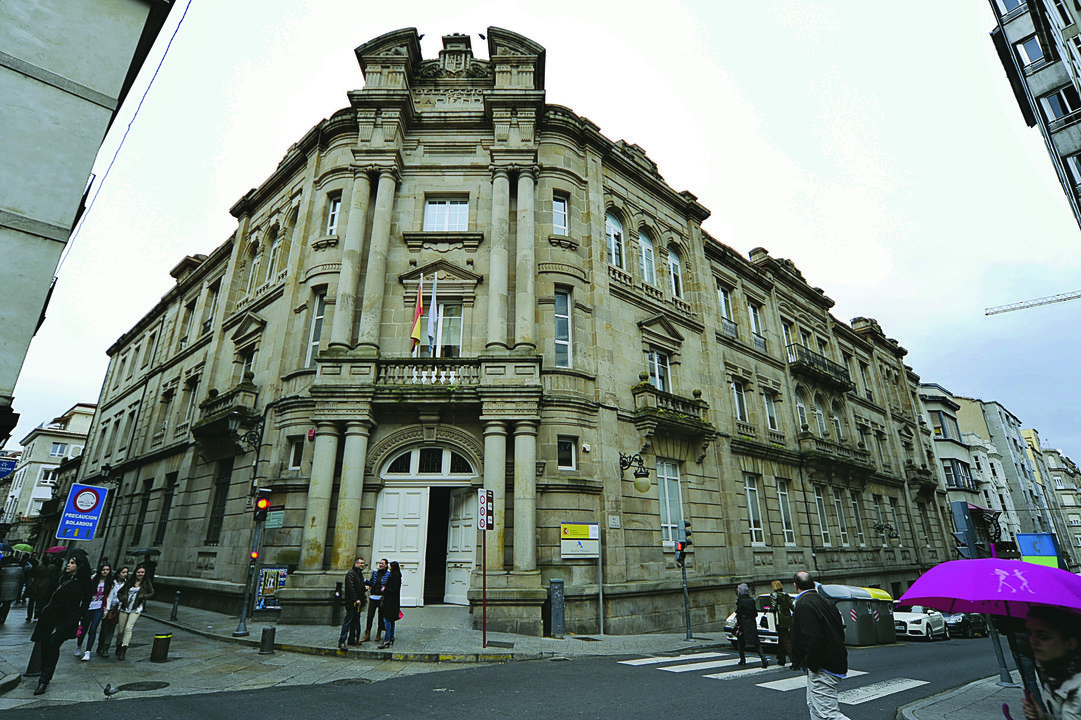 Edificio que acoge la sede la Agencia Tributaria en Ourense. (MARTIÑO PINAL)