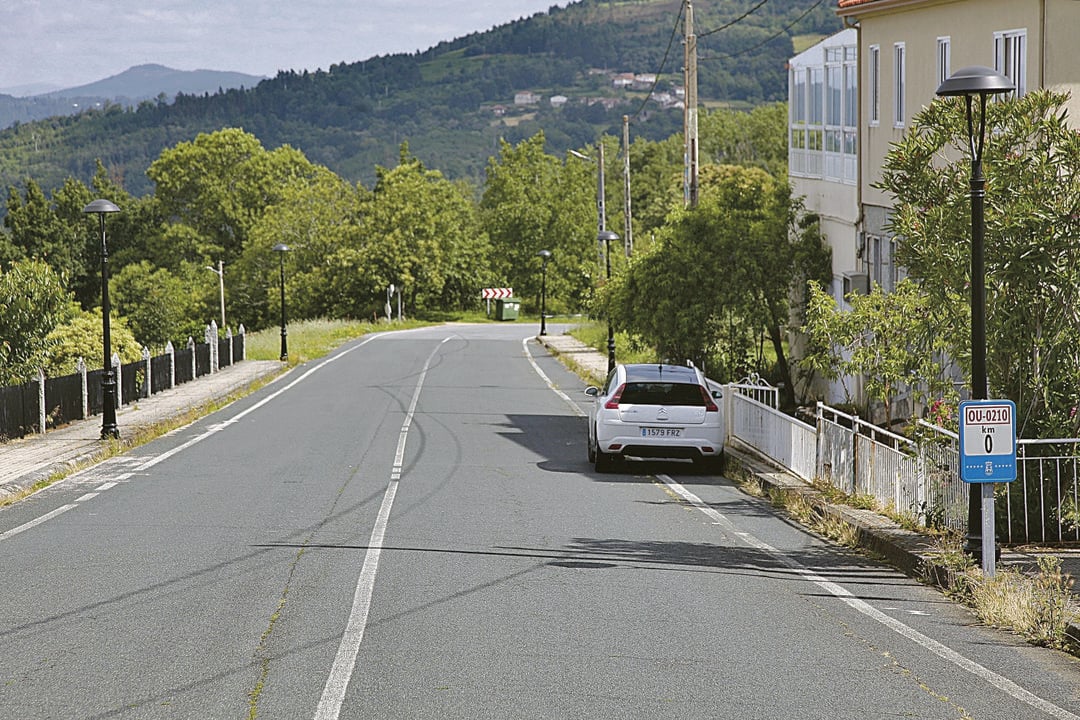 La carretera OU-0210 que comunica la parroquia de Quintela con la capital de Leirado. (MIGUEL ÁNGEL)