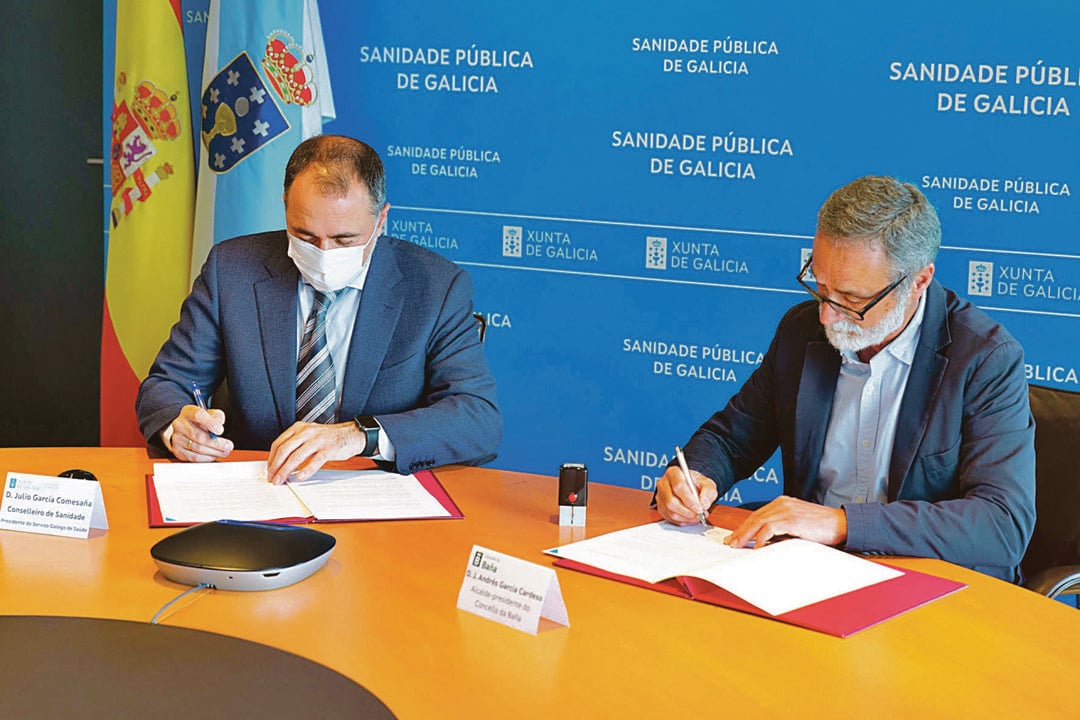 Julio García Comesaña y Manuel Conde Gómez, en la firma del convenio.