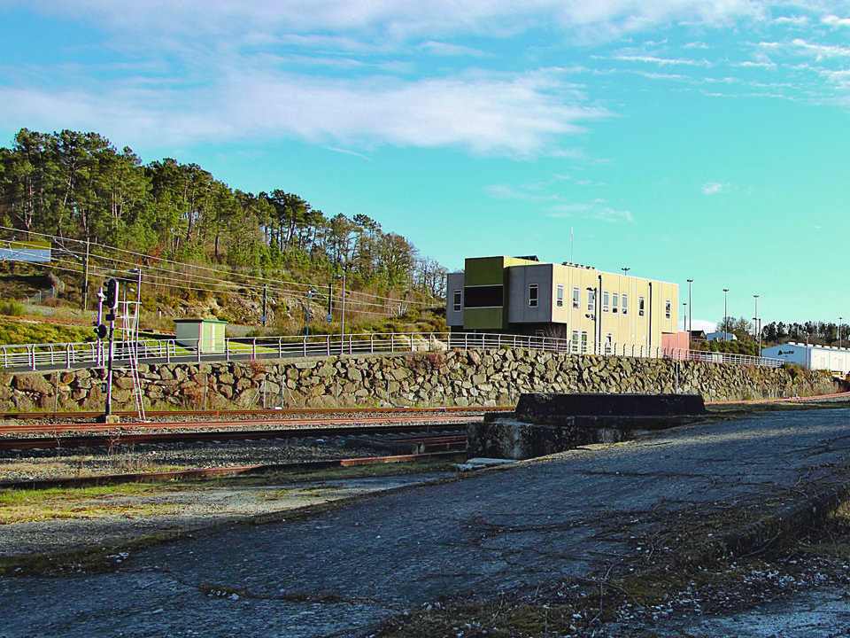 En la base de O Irixo se centraliza el mantenimiento de las principales líneas gallegas.