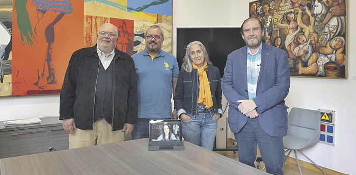 Luis González Tosar, César Fernández, Yolanda Castaño (en el ordenador), Chus Pato y Xosé Benito Reza.