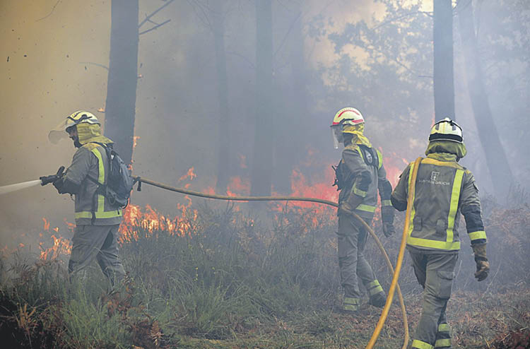 Bomberos luchan contra un incendio en Pereiro.