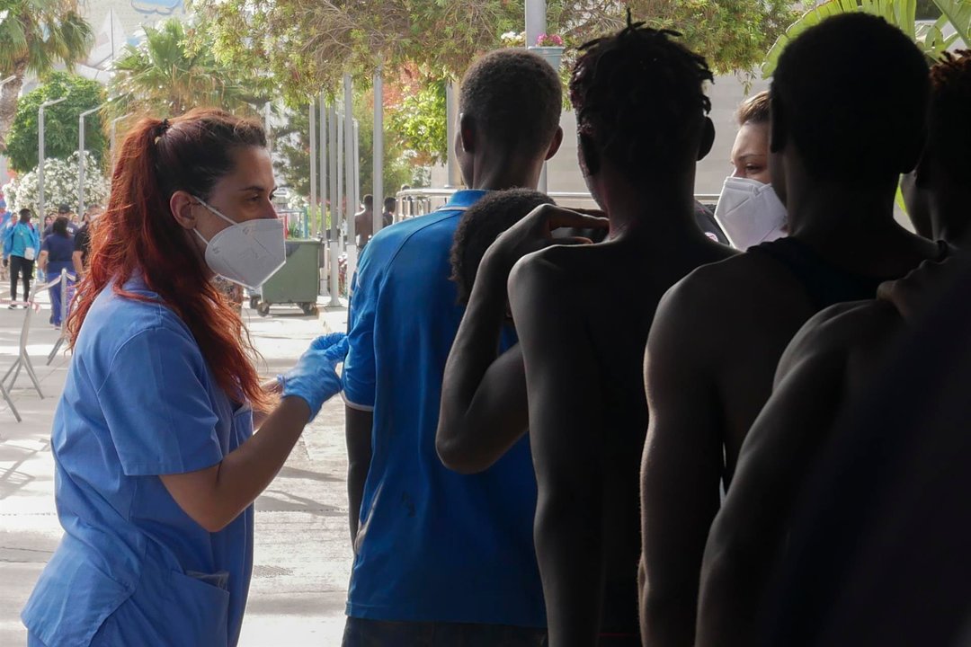 Dos sanitarias atienden a decenas de inmigrantes han entrado este viernes en Melilla