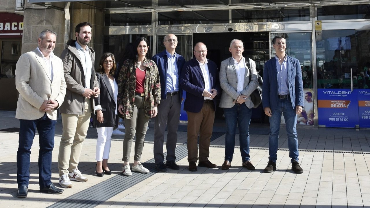 Prado y Tellado, con otros cargos del PP ayer en Ourense.