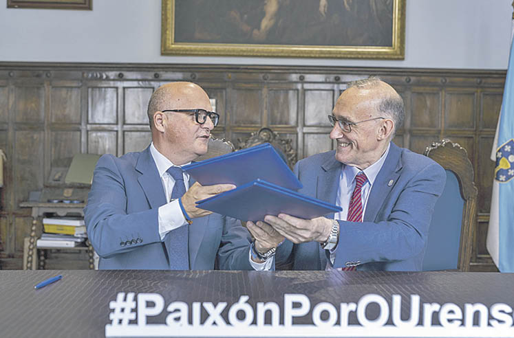 Manuel Baltar, presidente de la Diputación, y Manuel Reigosa, rector de la UVigo, en la firma del convenio.