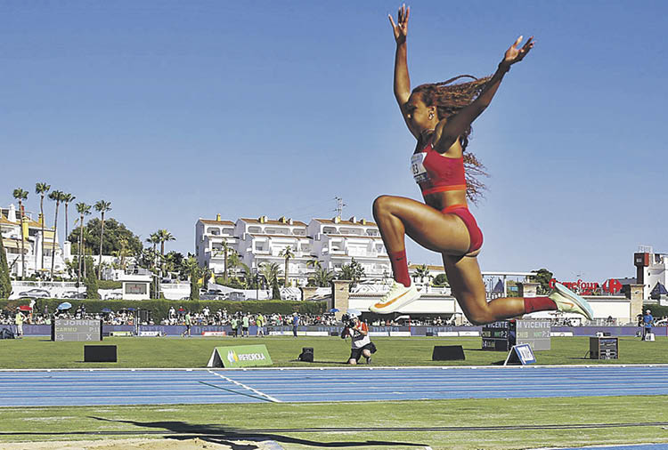 La atleta internacional María Vicente se impuso en la prueba de triple salto.