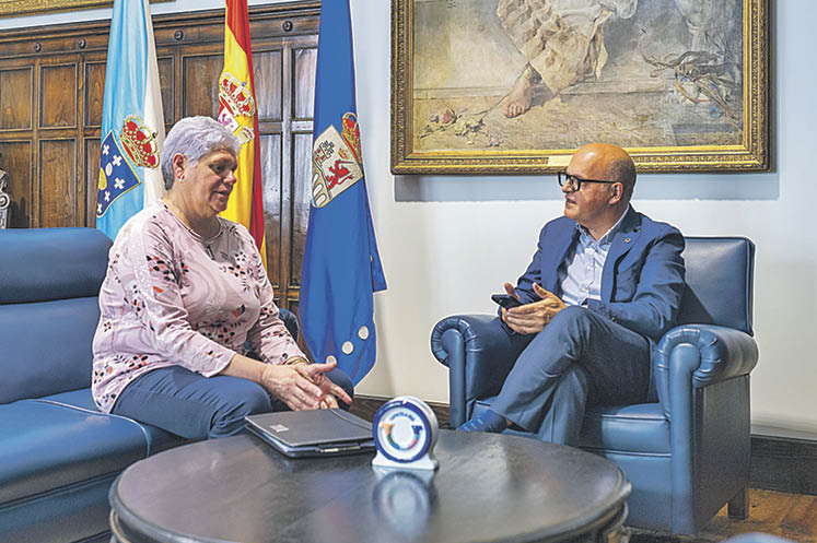 Pura Rodríguez y Manuel Baltar, en la reunión donde abordaron inversiones para Gomesende.