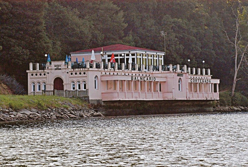 El edificio del balneario histórico está a orillas del río Miño.