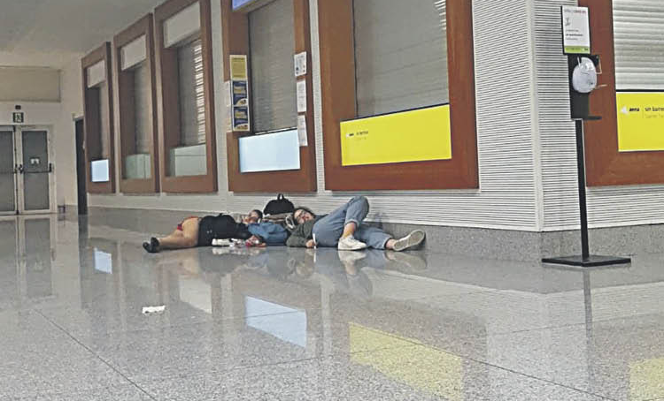 Iria Moncho y sus amigas se vieron obligadas a pasar la noche en el aeropuerto de Menorca.